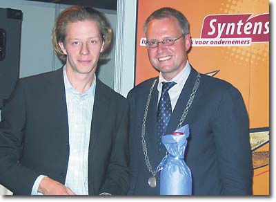 Burgermeester Polman overhandigt de Innovatie Prijs aan de heer Martijn van der Graaf van Pegasus Trading
